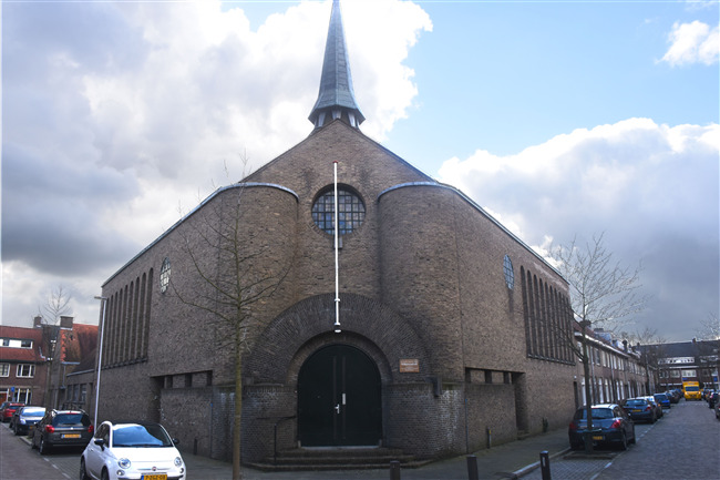 De kerk, gefotografeerd vanaf de hoek Hobbemastraat/Paulus Potterstraat.
              <br/>
              Richard Keijzer, 2016-03-08